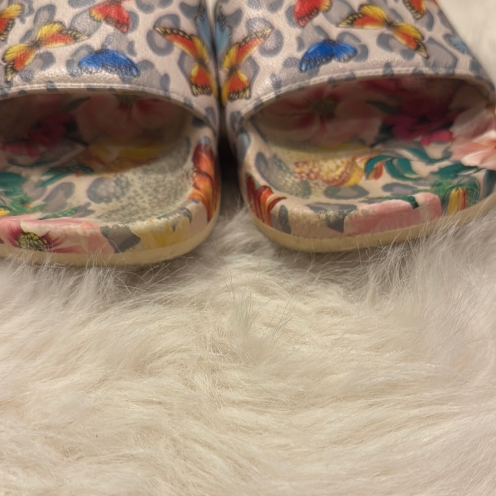 Johnny Was Leopard Butterfly Blue and Red Sandals Floral Design Size 7 pre-owned - Picture 3 of 9